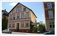 Der Hauseingang des Garten Eis Cafes an der Teutoburgerstraße in Bielefeld